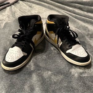 Jordan 1 Mid- White Pollen Black size 8